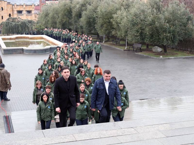 საგანმანათლებლო დაწესებულების მანდატურები, სამსახურის უფროსთან, პავლე მაჭარაშვილთან ერთად, მსვლელობით სამების საკათედრო ტაძარში მივიდნენ, სადაც საქართველოს პატრიარქის ილია მეორის ხსოვნას პატივი მიაგეს.